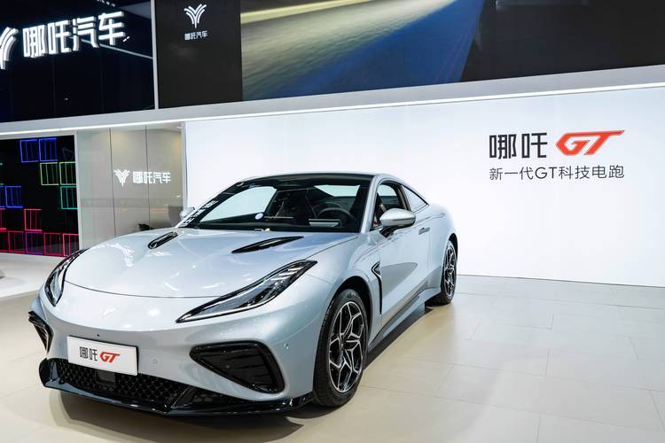 东莞218哪吒汽车在智能汽车领域的表现，领途汽车在新能源汽车市场中的影响力